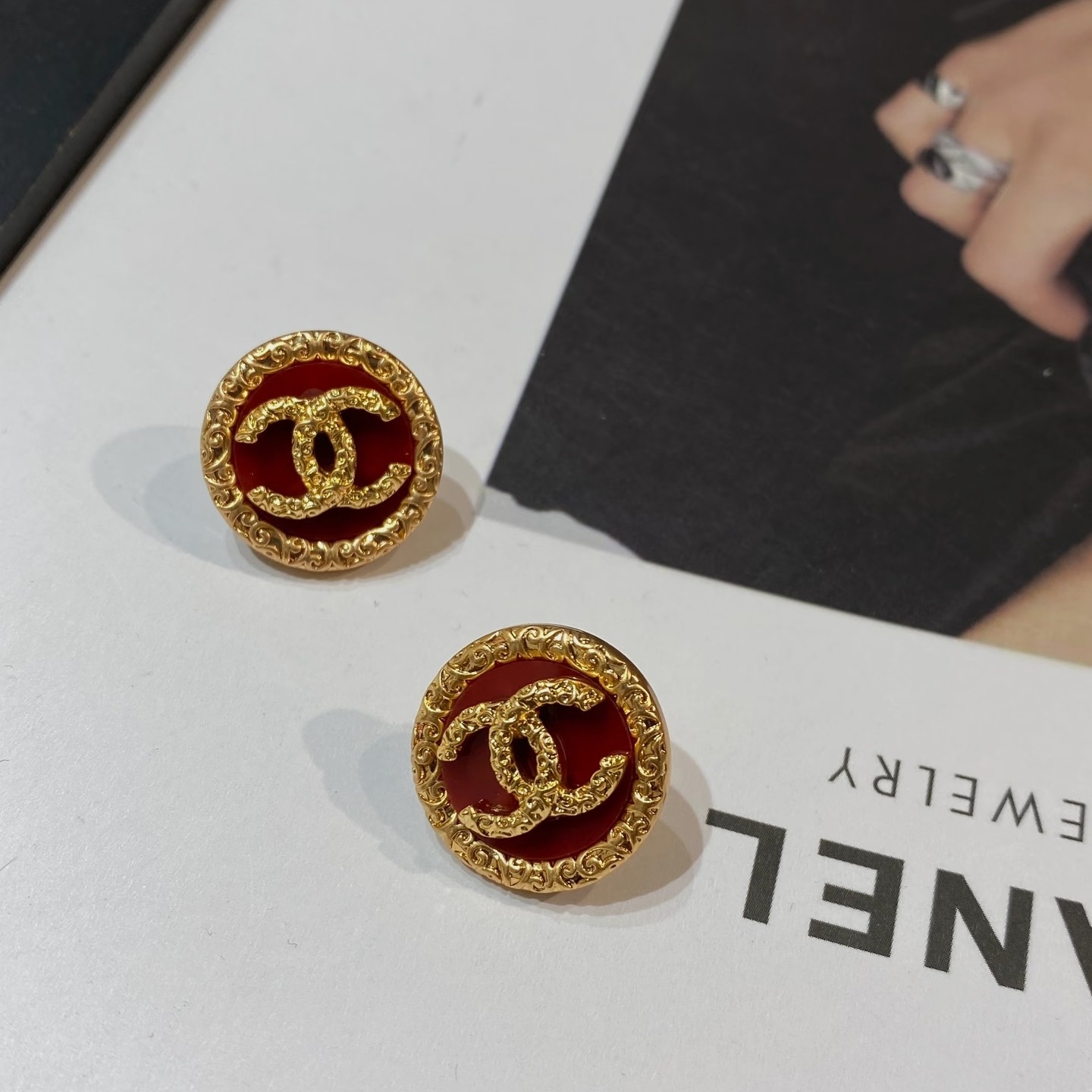 Chanel 抢手好货快 Chanel香家 最新款红玛瑙圆环耳钉耳环 logo字印 非常不错的款式推荐