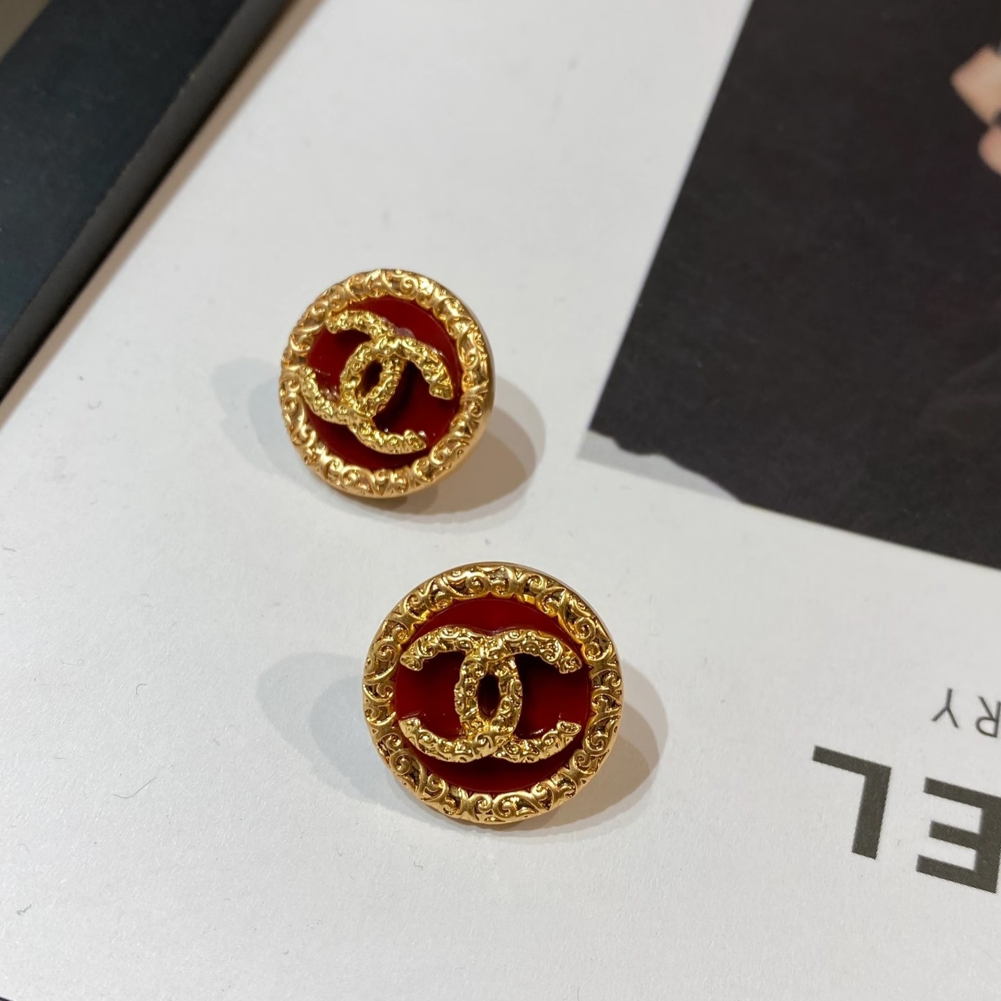 Chanel 抢手好货快 Chanel香家 最新款红玛瑙圆环耳钉耳环 logo字印 非常不错的款式推荐