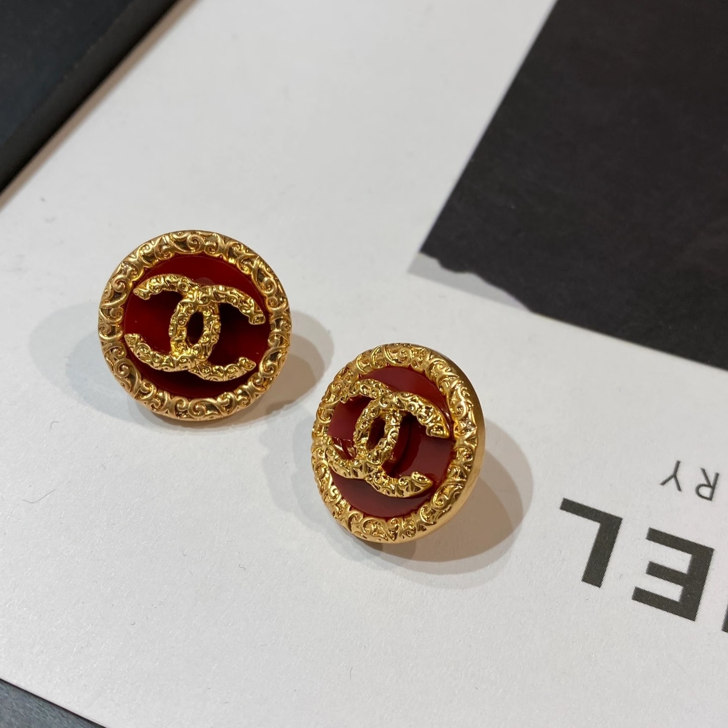 Chanel 抢手好货快 Chanel香家 最新款红玛瑙圆环耳钉耳环 logo字印 非常不错的款式推荐