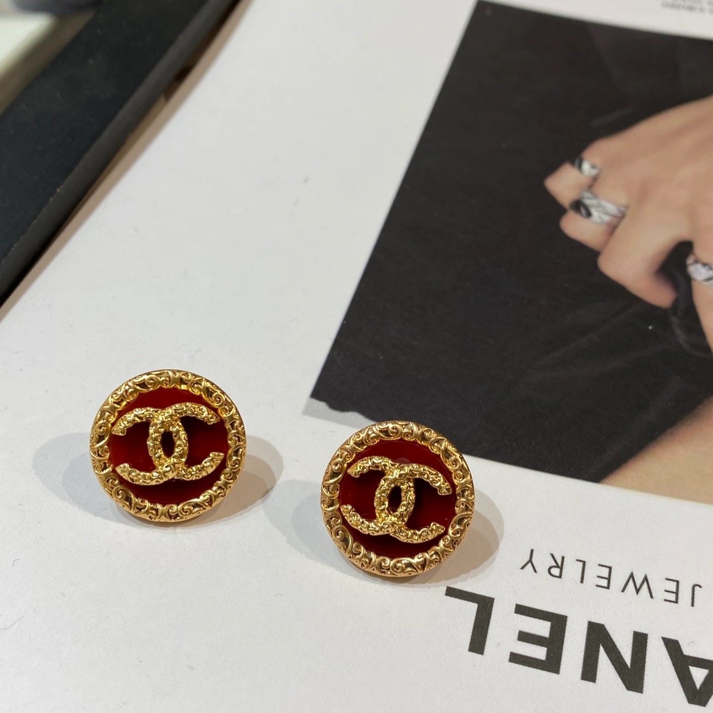 Chanel 抢手好货快 Chanel香家 最新款红玛瑙圆环耳钉耳环 logo字印 非常不错的款式推荐