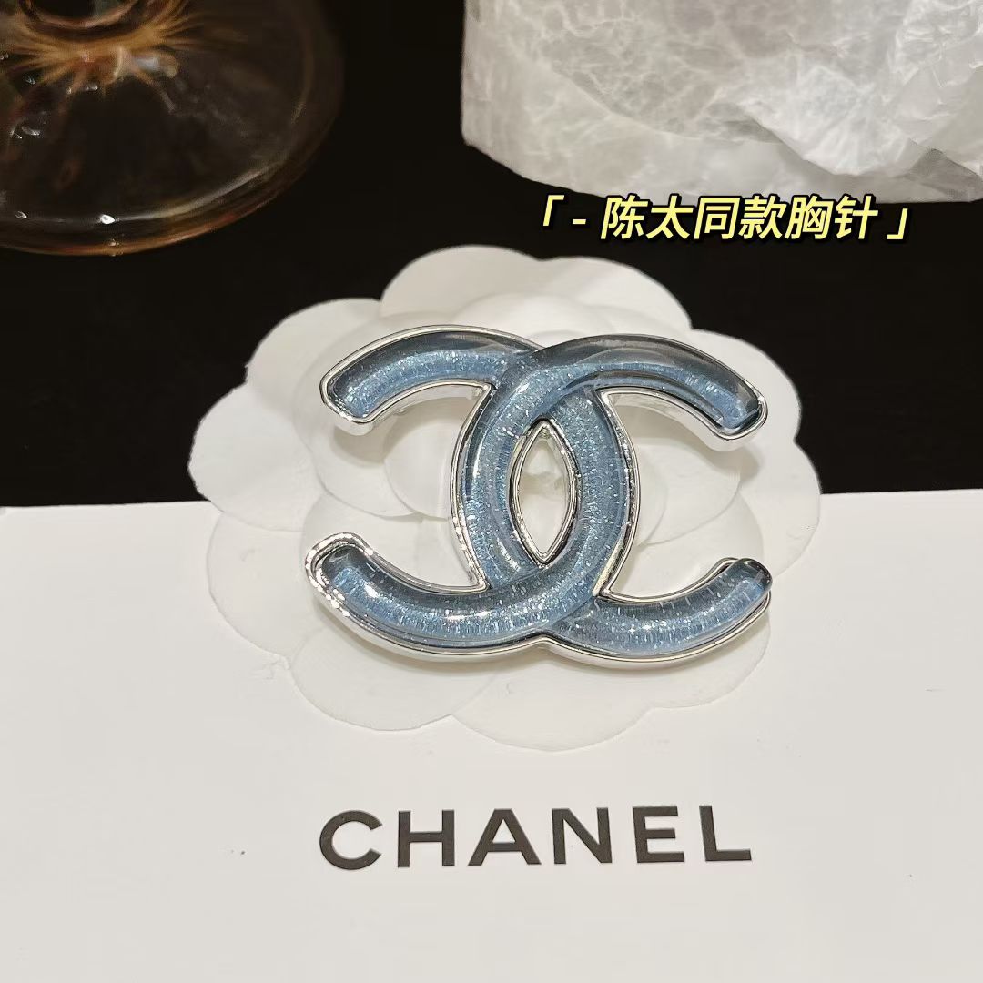 Chanel CHANEL叶莎陈太幻彩字母胸针 新款彩色香奈儿字母胸针 是最懂女人的饰物