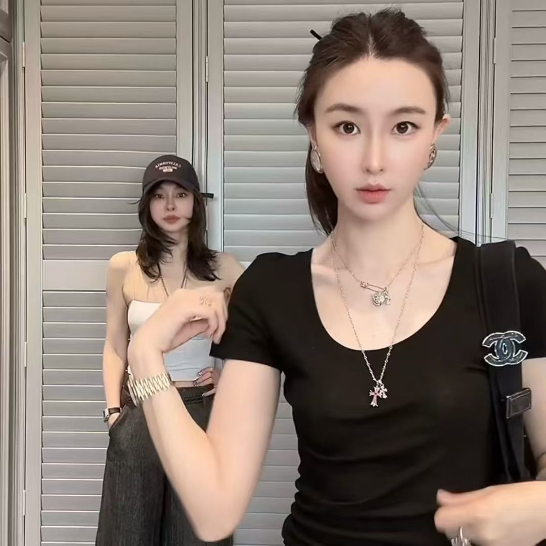 Chanel CHANEL叶莎陈太幻彩字母胸针 新款彩色香奈儿字母胸针 是最懂女人的饰物