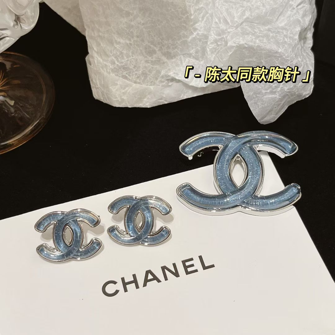 Chanel CHANEL叶莎陈太幻彩字母胸针 新款彩色香奈儿字母胸针 是最懂女人的饰物
