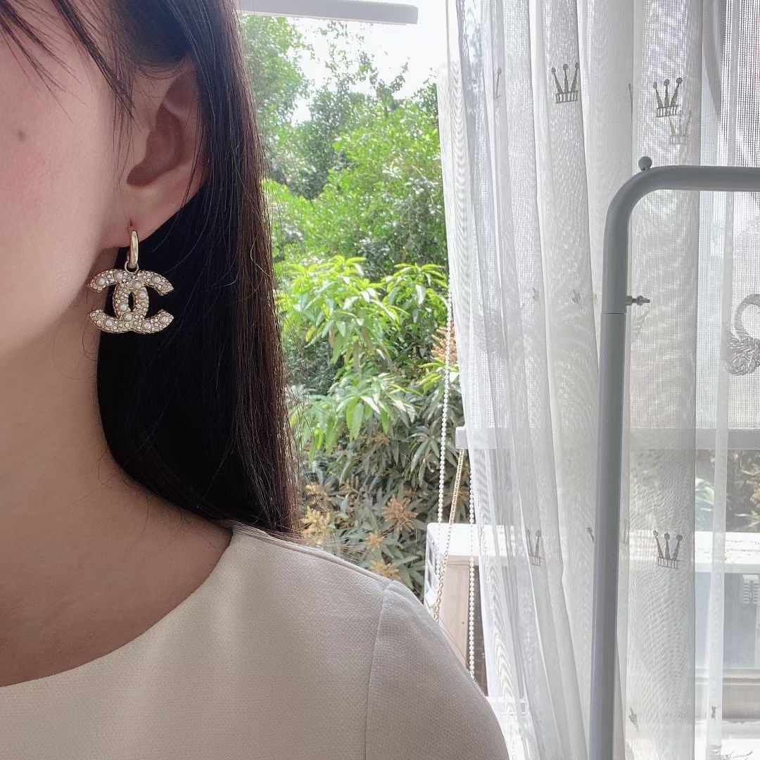 Chanel 卖疯了 抢购 Chanel小香 性感立体SOLEIL 高贵米粒珍珠晶钻字母结合耳钉耳环