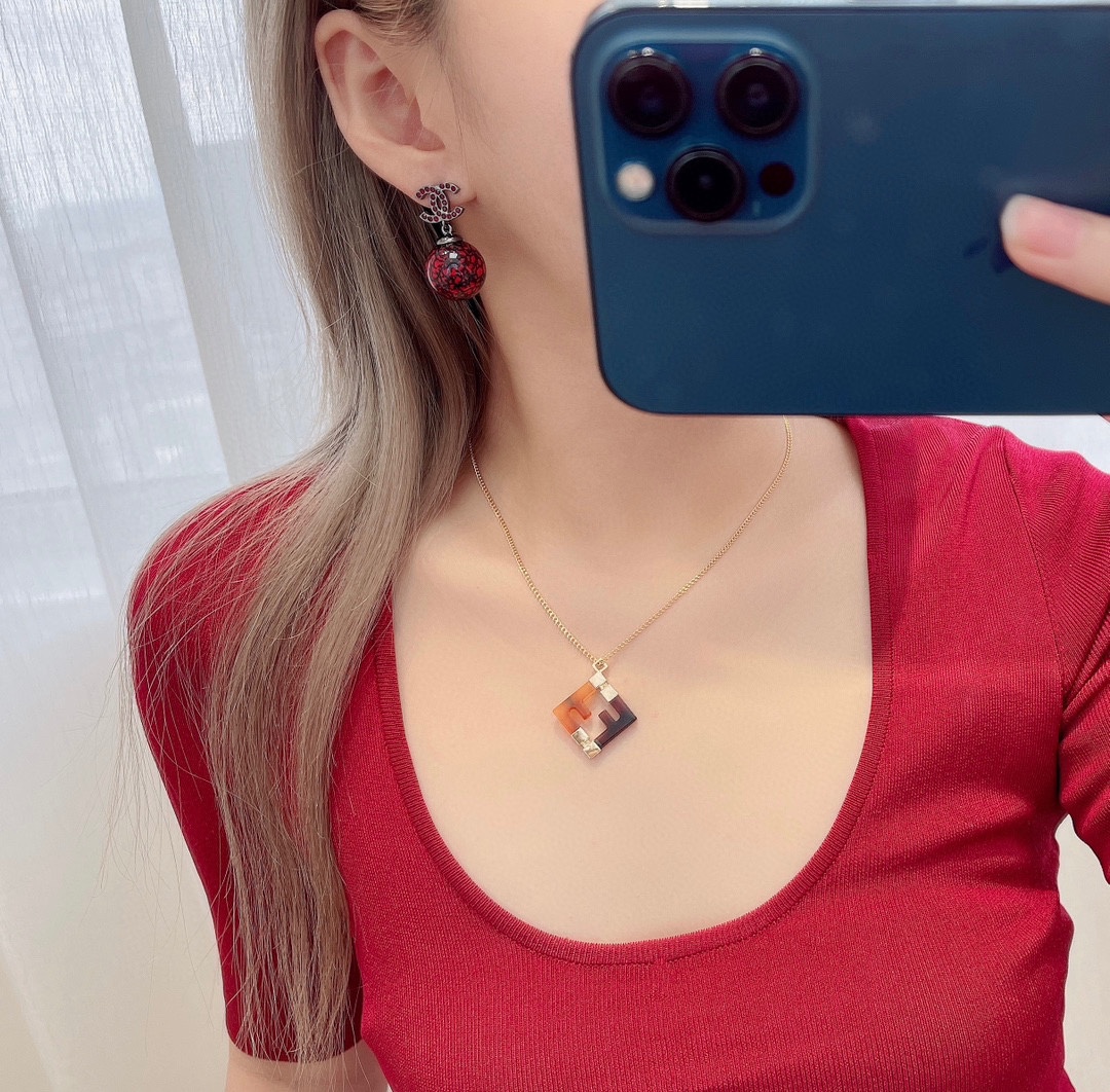 Chanel Chane*香奈儿26红陶瓷水滴彩钻字母耳钉
