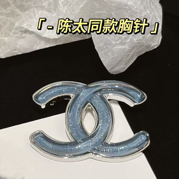 Chanel CHANEL叶莎陈太幻彩字母胸针 新款彩色香奈儿字母胸针 是最懂女人的饰物