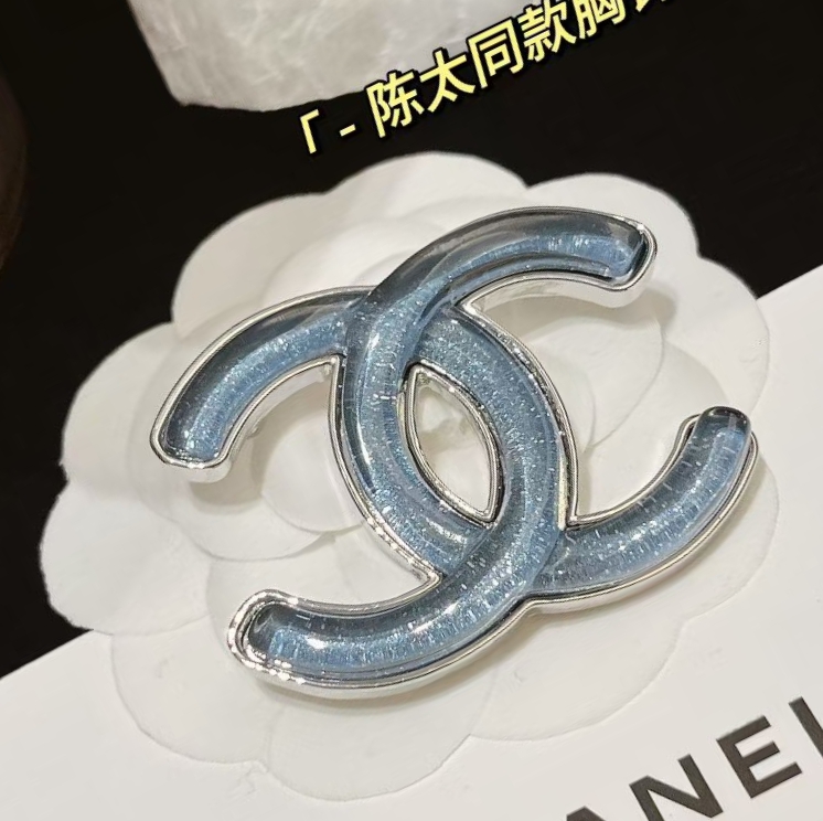 Chanel CHANEL叶莎陈太幻彩字母胸针 新款彩色香奈儿字母胸针 是最懂女人的饰物