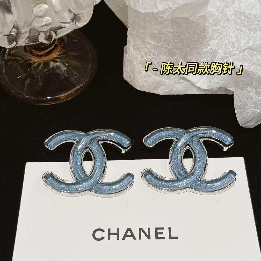 Chanel CHANEL叶莎陈太幻彩字母胸针 新款彩色香奈儿字母胸针 是最懂女人的饰物