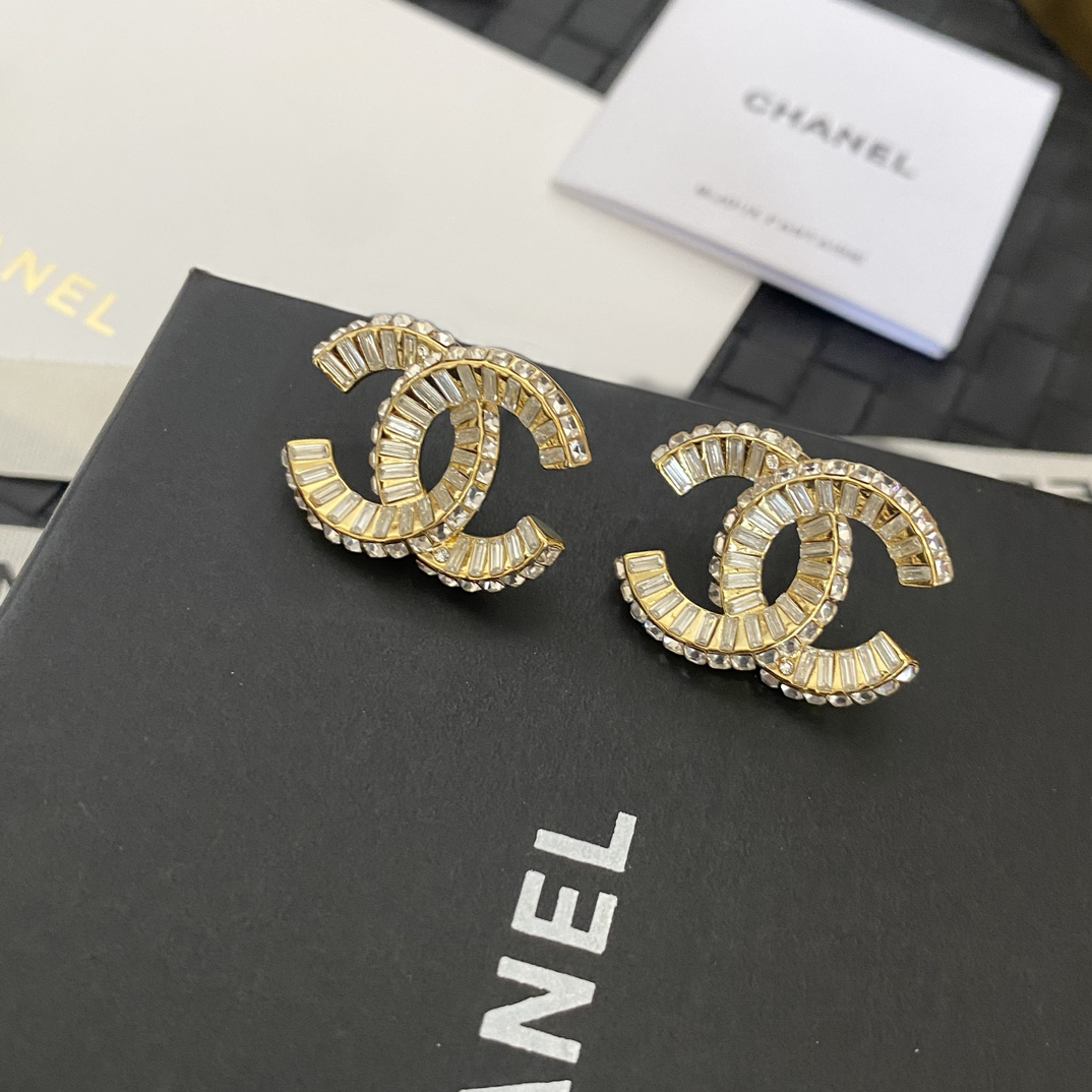Chanel 卖疯了小香官网主推 精工版小香 最新 Chanel 微镶晶钻字母方钻耳钉耳环 字母新款珍珠