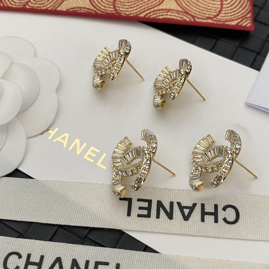 Chanel 卖疯了小香官网主推 精工版小香 最新 Chanel 微镶晶钻字母方钻耳钉耳环 字母新款珍珠