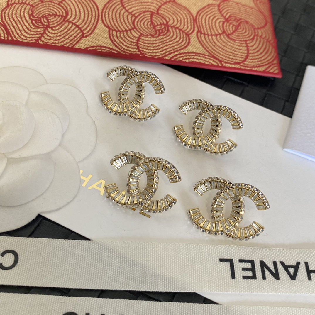 Chanel 卖疯了小香官网主推 精工版小香 最新 Chanel 微镶晶钻字母方钻耳钉耳环 字母新款珍珠