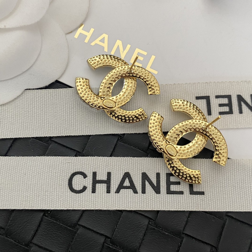 Chanel 卖疯了小香官网主推 精工版小香 最新 Chanel 微镶晶钻字母方钻耳钉耳环 字母新款珍珠