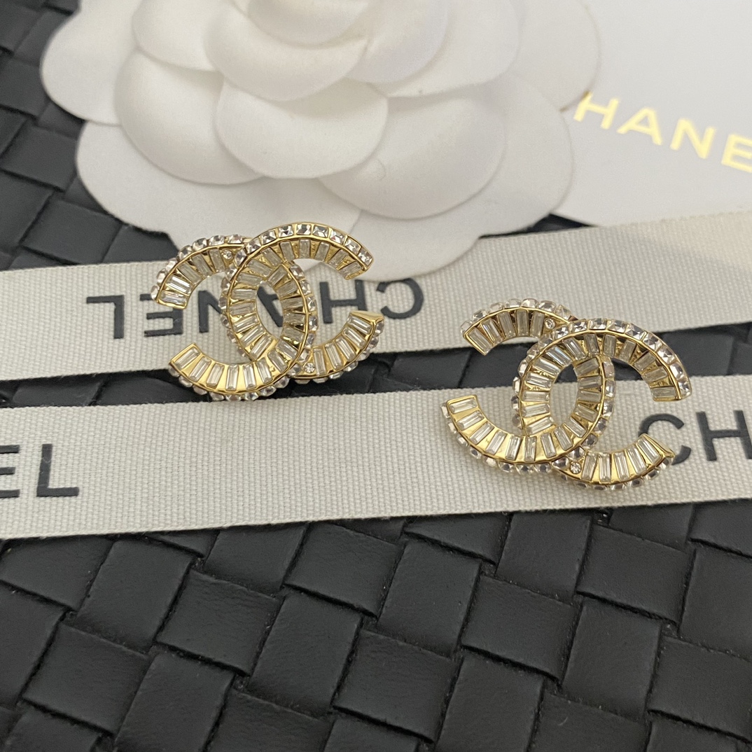 Chanel 卖疯了小香官网主推 精工版小香 最新 Chanel 微镶晶钻字母方钻耳钉耳环 字母新款珍珠
