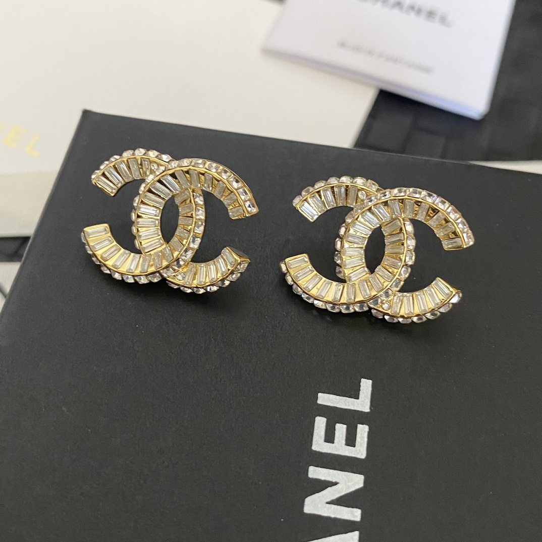 Chanel 卖疯了小香官网主推 精工版小香 最新 Chanel 微镶晶钻字母方钻耳钉耳环 字母新款珍珠