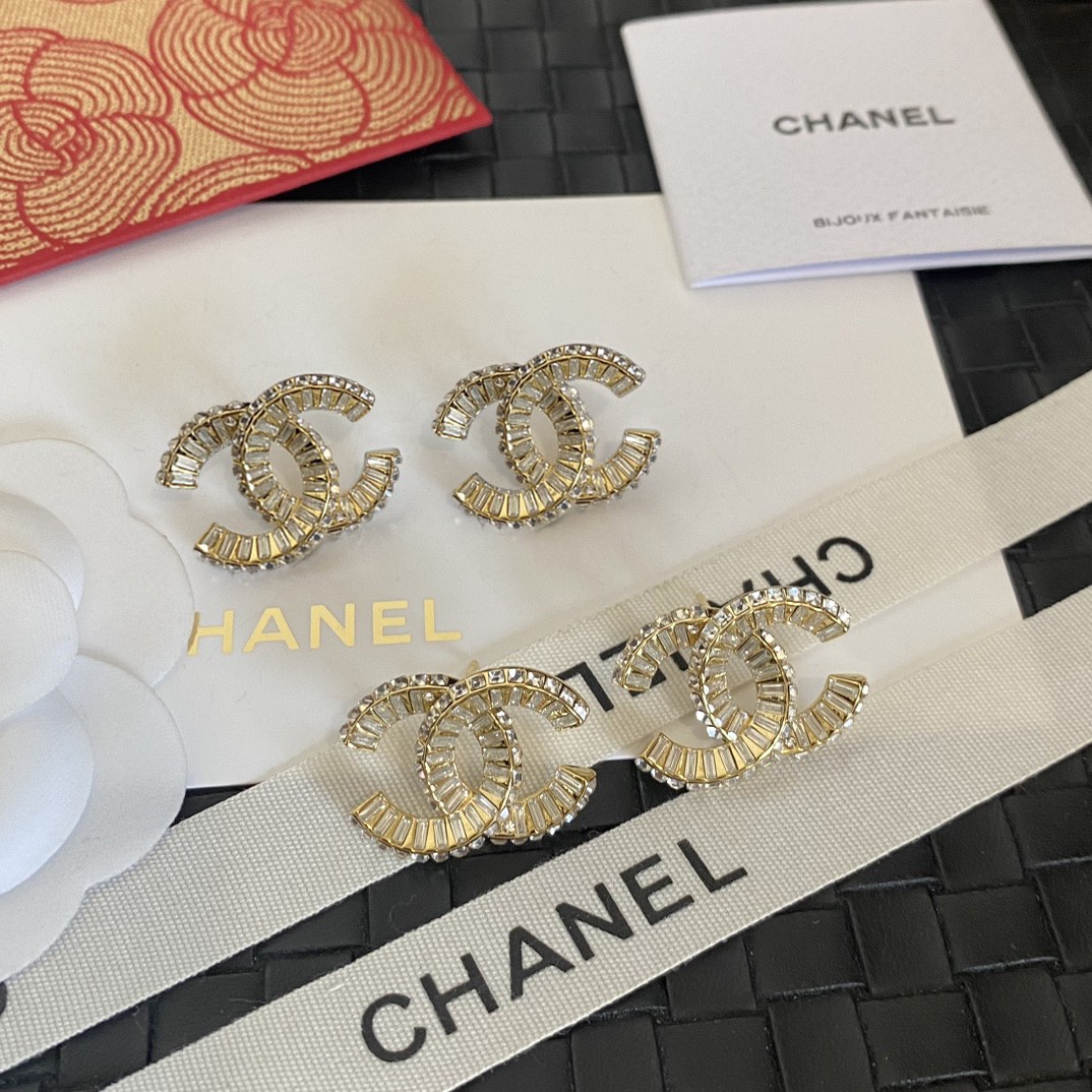 Chanel 卖疯了小香官网主推 精工版小香 最新 Chanel 微镶晶钻字母方钻耳钉耳环 字母新款珍珠