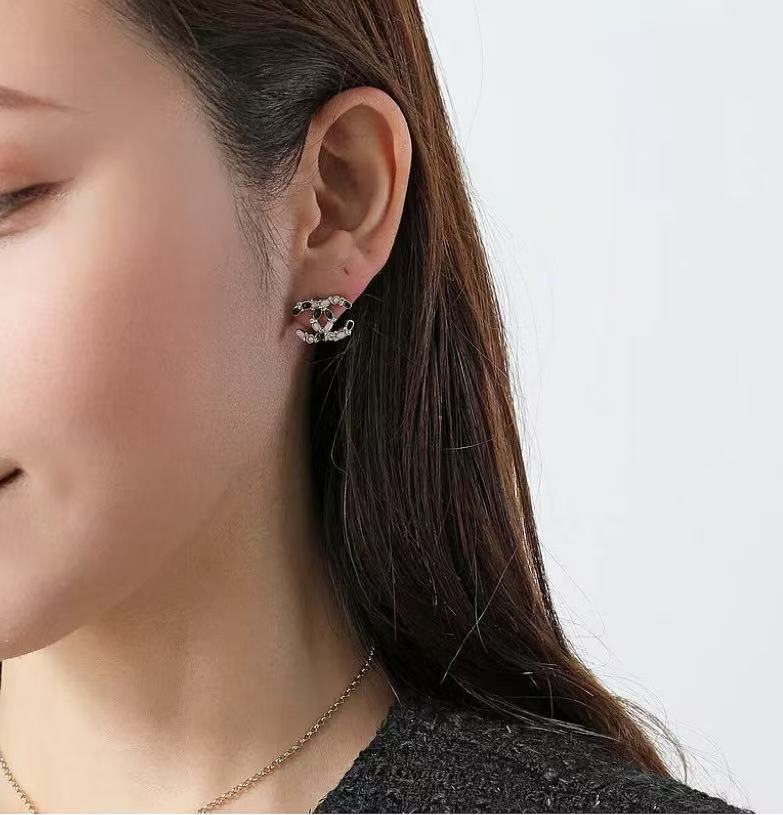 Chanel 香 黑粉珐琅拼双C字母耳钉最新款系列 火 黑 粉色珐琅+珍珠和水晶 少女感与高级感兼具