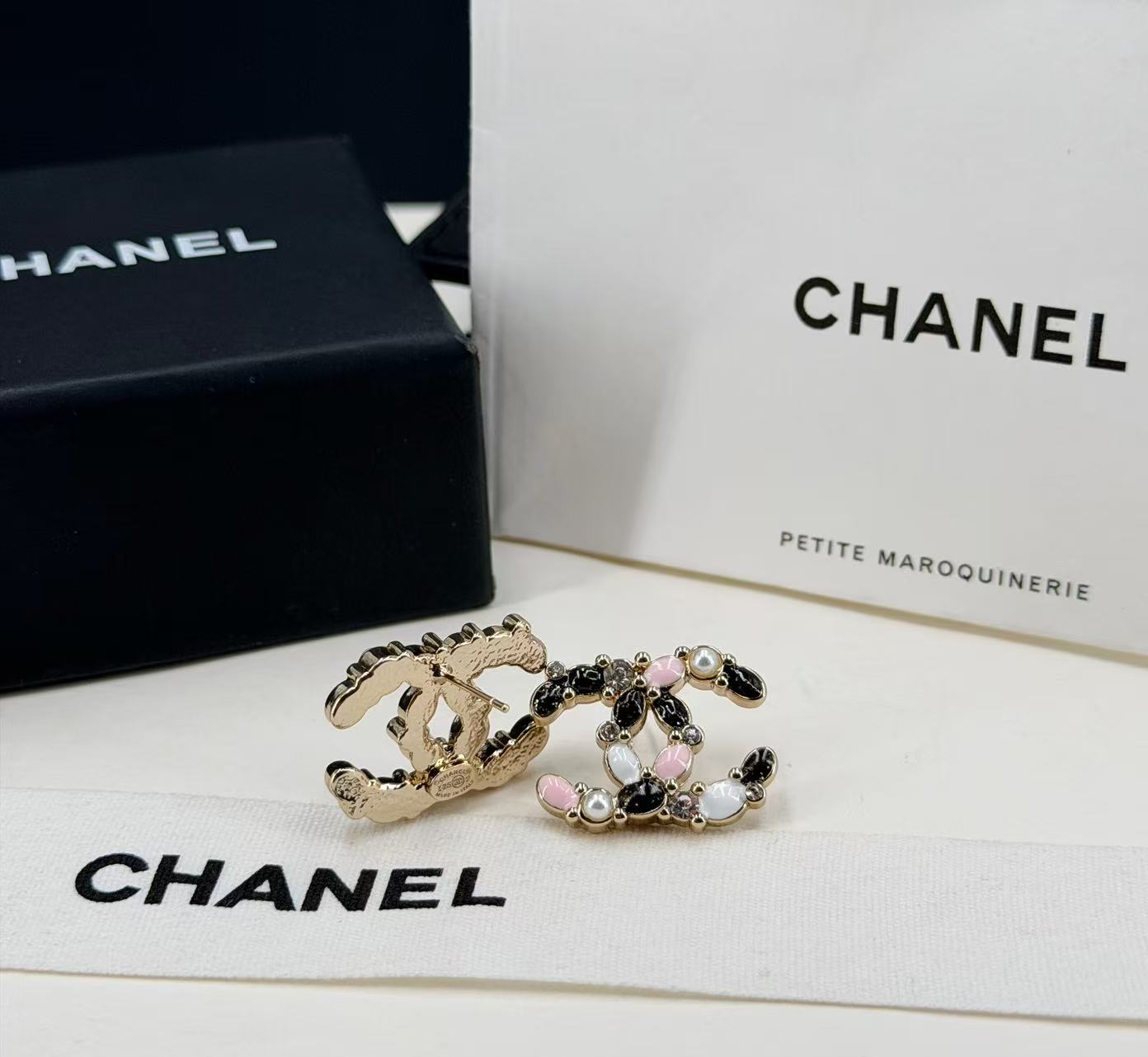 Chanel 香 黑粉珐琅拼双C字母耳钉最新款系列 火 黑 粉色珐琅+珍珠和水晶 少女感与高级感兼具