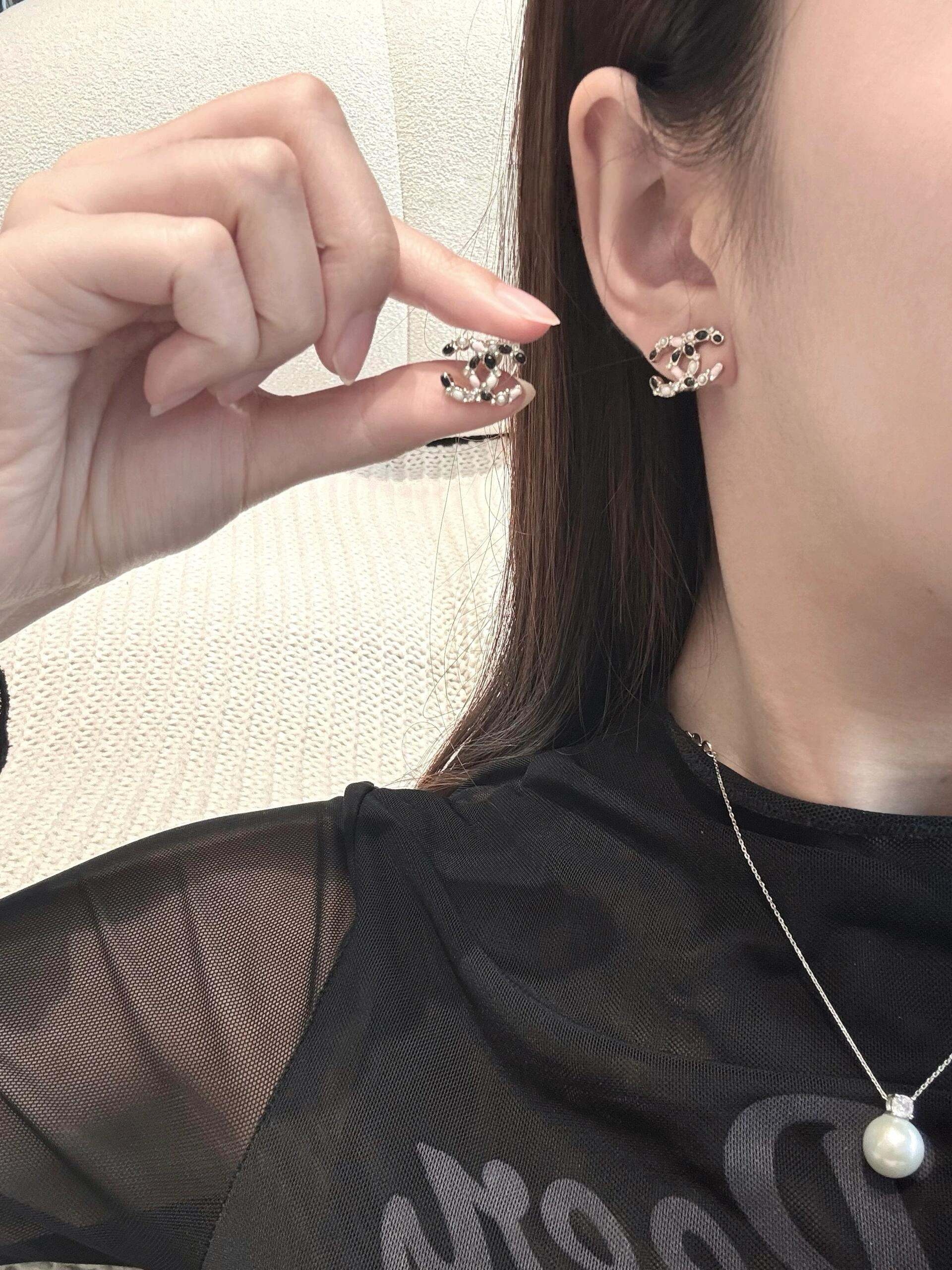 Chanel 香 黑粉珐琅拼双C字母耳钉最新款系列 火 黑 粉色珐琅+珍珠和水晶 少女感与高级感兼具