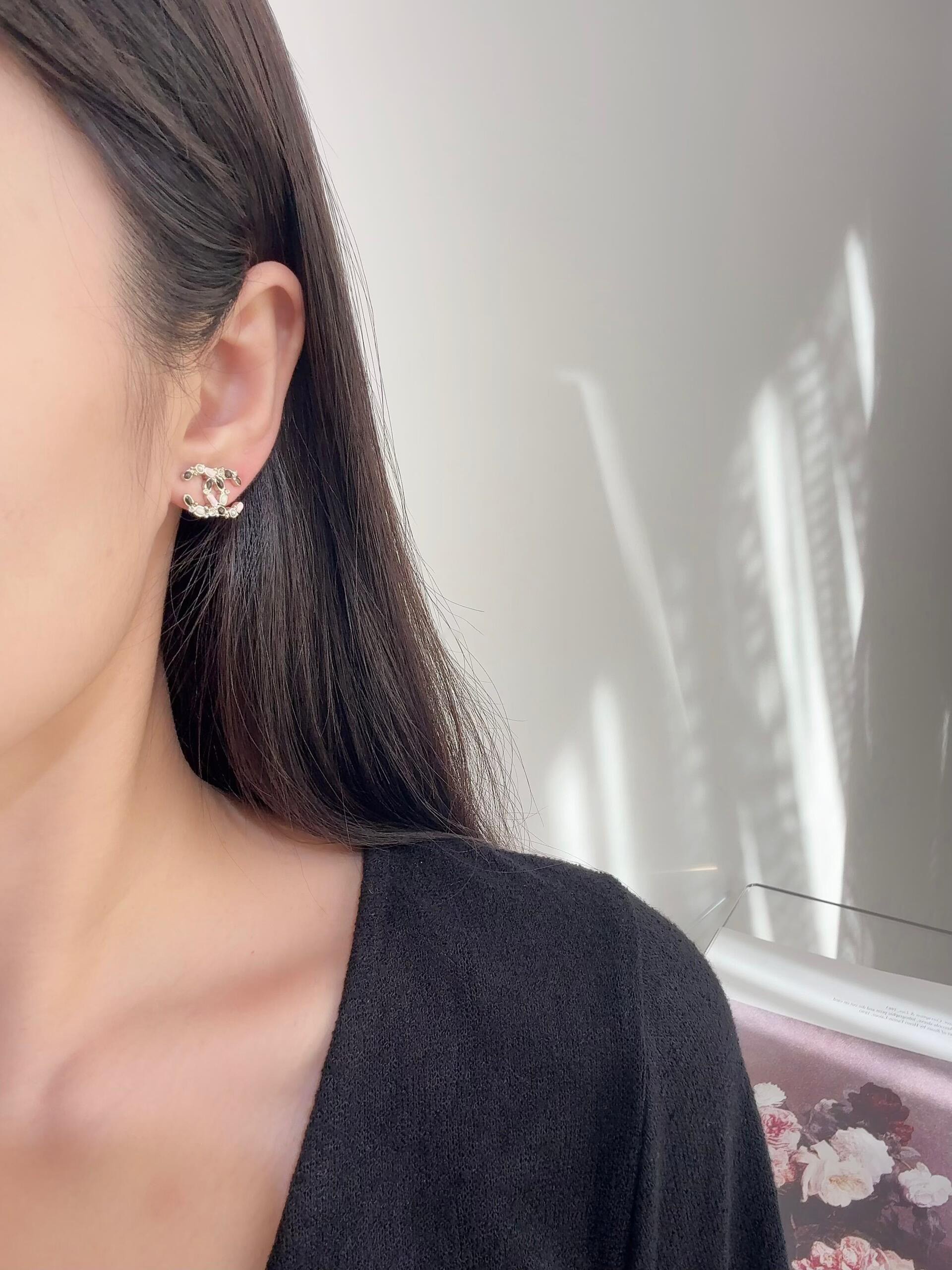 Chanel 香 黑粉珐琅拼双C字母耳钉最新款系列 火 黑 粉色珐琅+珍珠和水晶 少女感与高级感兼具