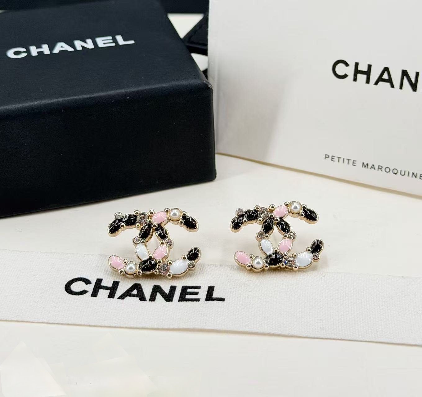 Chanel 香 黑粉珐琅拼双C字母耳钉最新款系列 火 黑 粉色珐琅+珍珠和水晶 少女感与高级感兼具