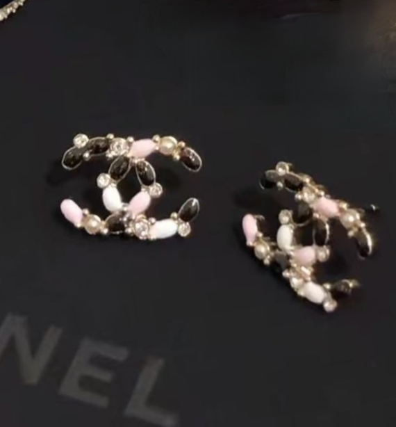 Chanel 香 黑粉珐琅拼双C字母耳钉最新款系列 火 黑 粉色珐琅+珍珠和水晶 少女感与高级感兼具