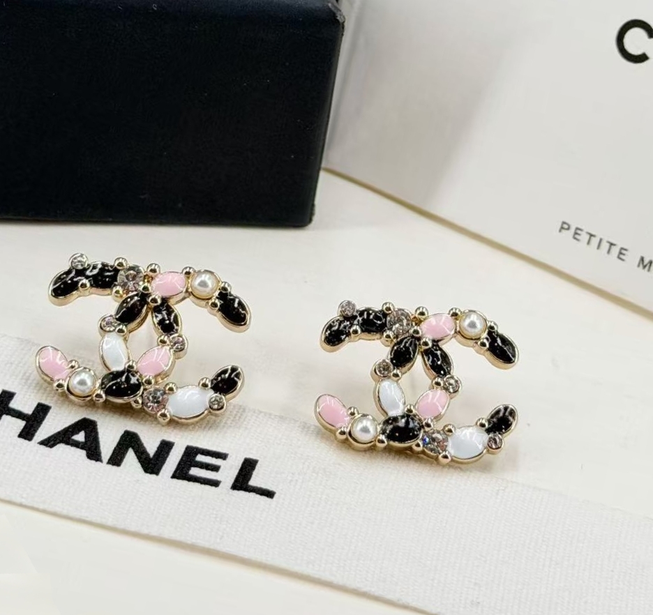 Chanel 香 黑粉珐琅拼双C字母耳钉最新款系列 火 黑 粉色珐琅+珍珠和水晶 少女感与高级感兼具