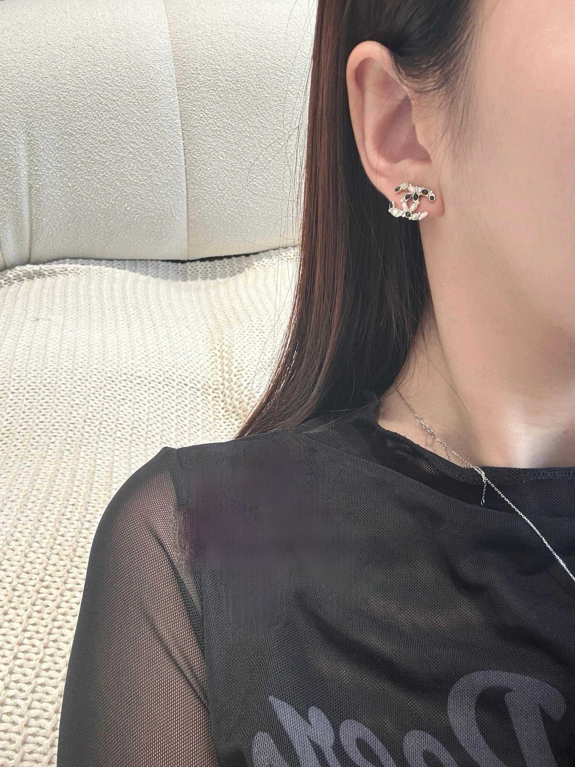 Chanel 香 黑粉珐琅拼双C字母耳钉最新款系列 火 黑 粉色珐琅+珍珠和水晶 少女感与高级感兼具