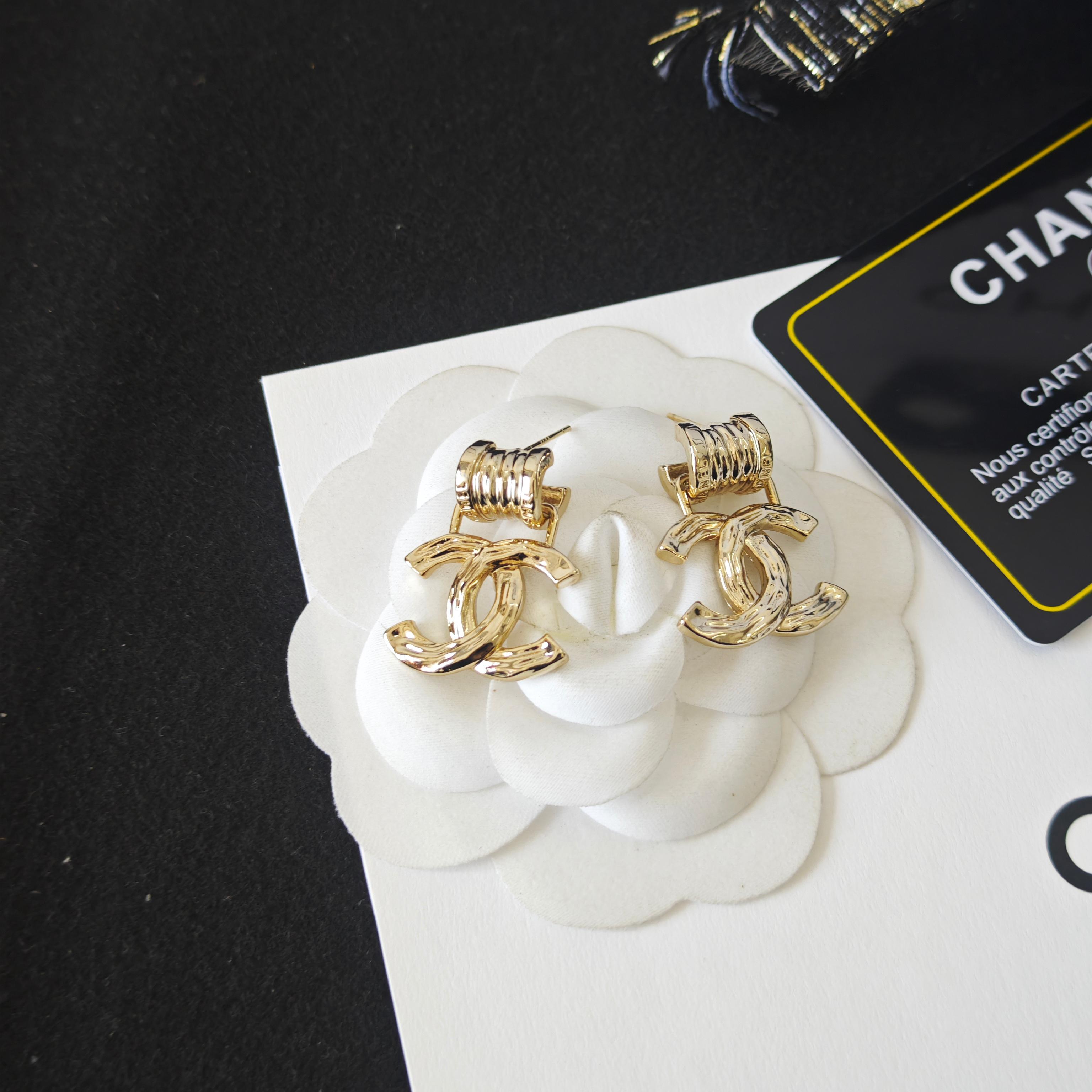 Chanel 必买 26精雕弹簧字母双c耳环