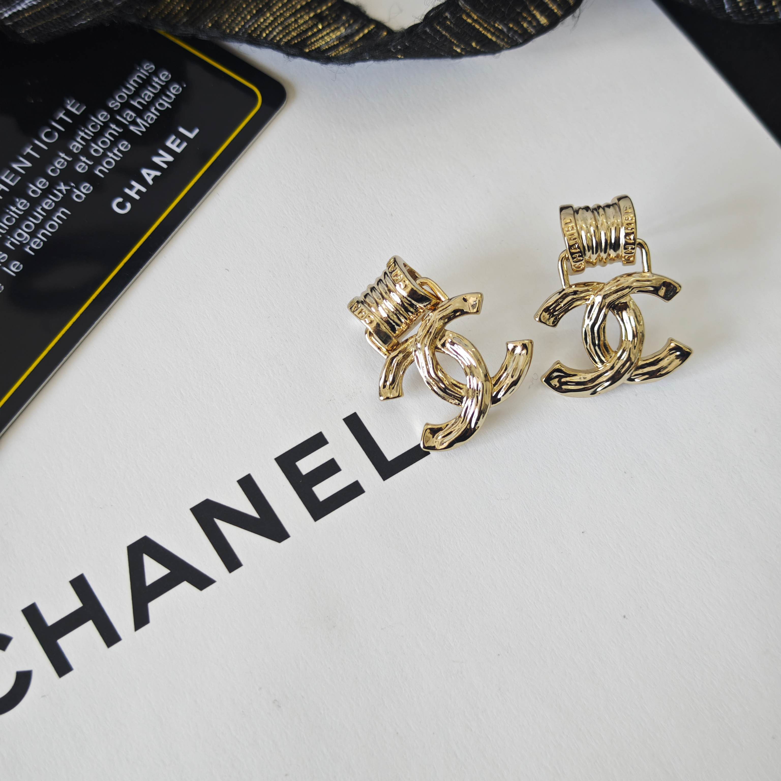 Chanel 必买 26精雕弹簧字母双c耳环