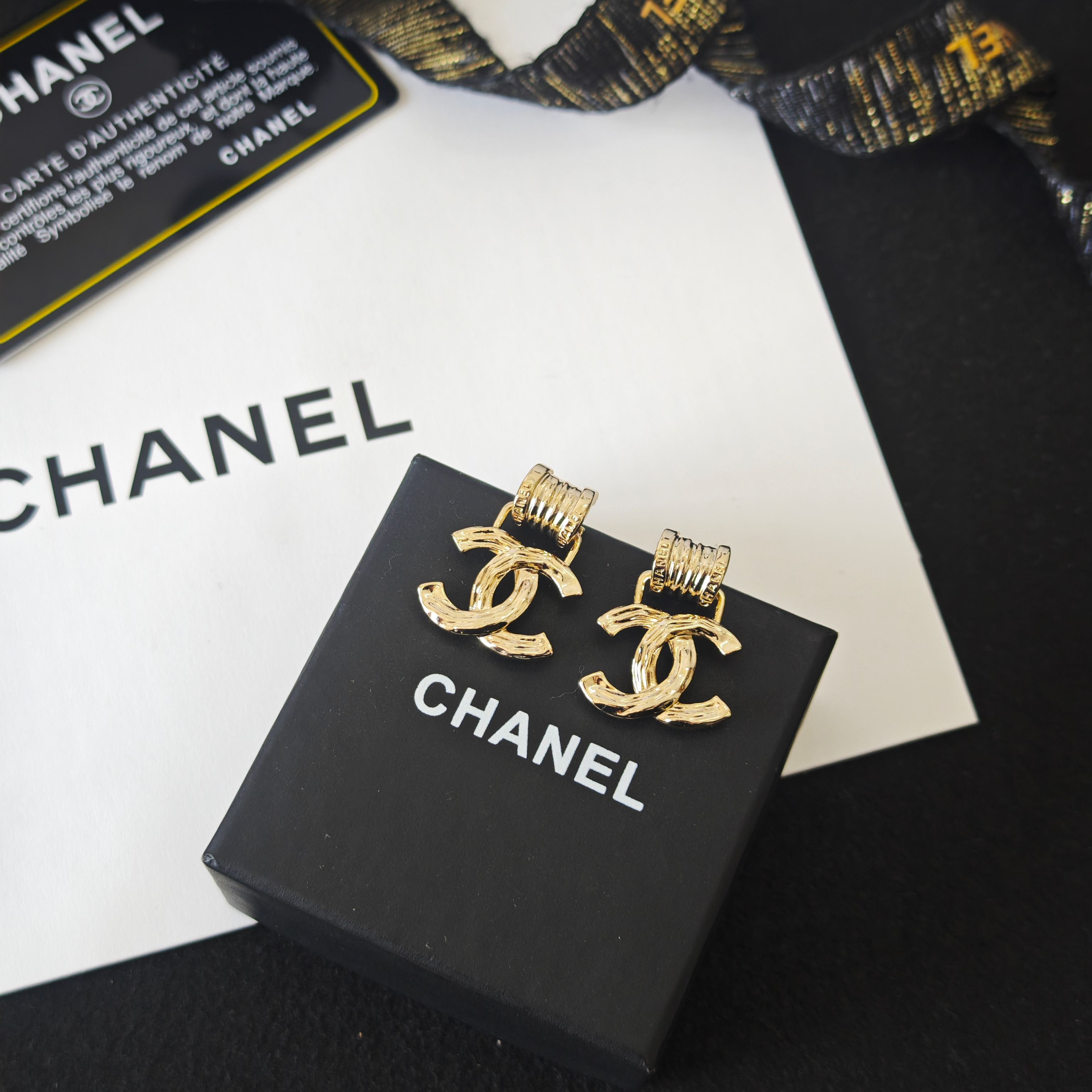 Chanel 必买 26精雕弹簧字母双c耳环