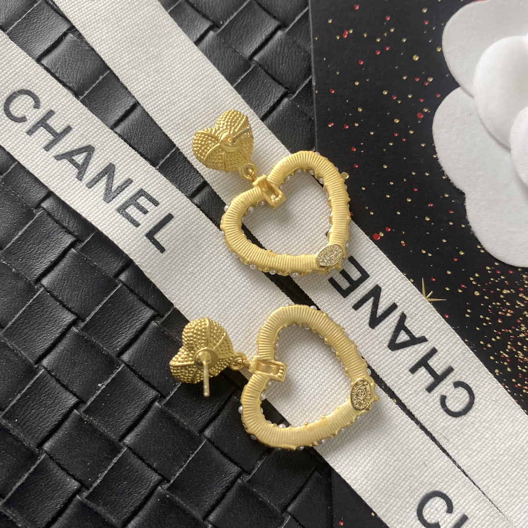 Chanel 卖疯了小香官网主推 精工版小香 最新 Chanel 微镶施华洛米粒珍珠爱心字母耳钉耳环