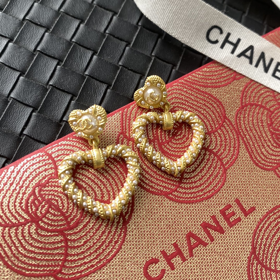 Chanel 卖疯了小香官网主推 精工版小香 最新 Chanel 微镶施华洛米粒珍珠爱心字母耳钉耳环