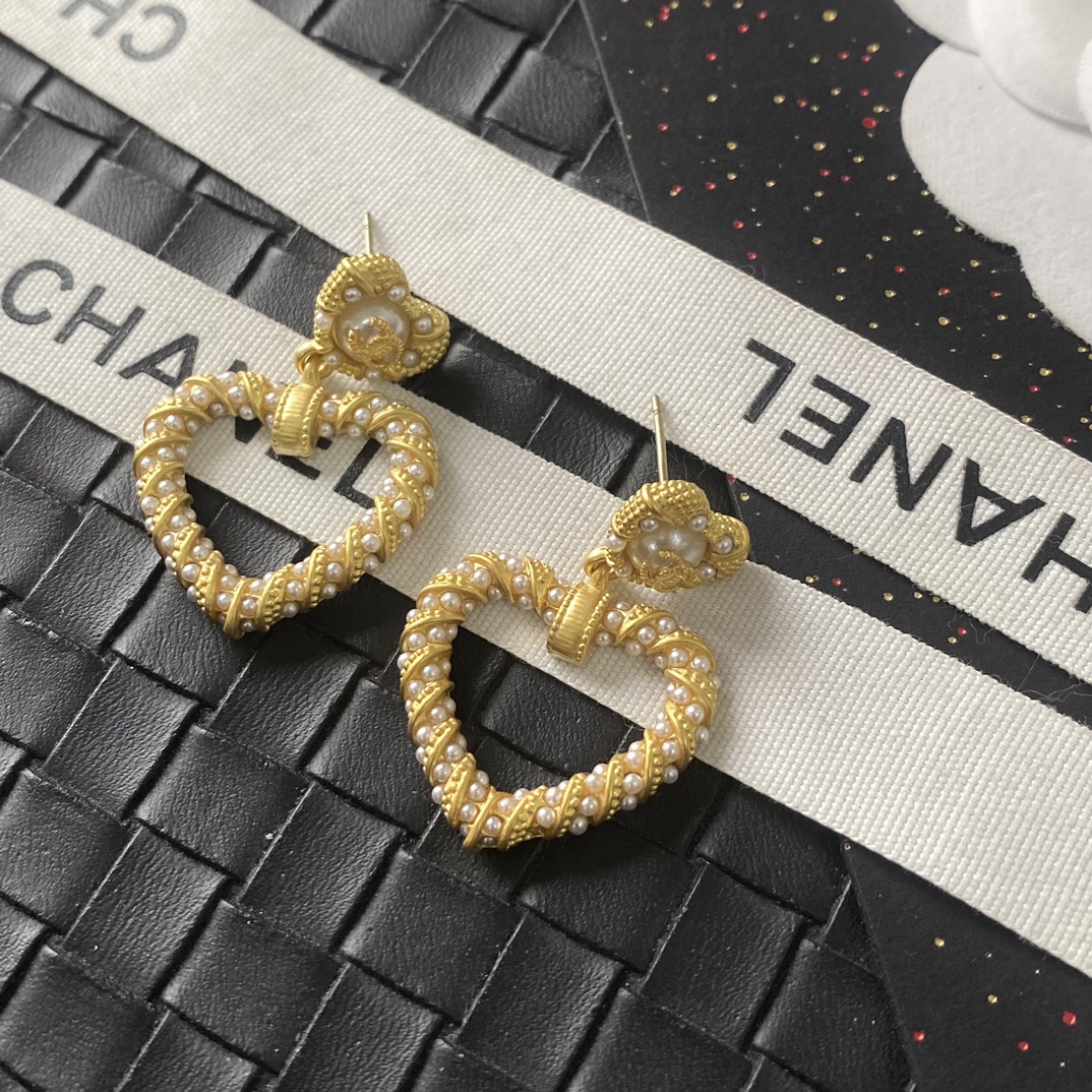 Chanel 卖疯了小香官网主推 精工版小香 最新 Chanel 微镶施华洛米粒珍珠爱心字母耳钉耳环