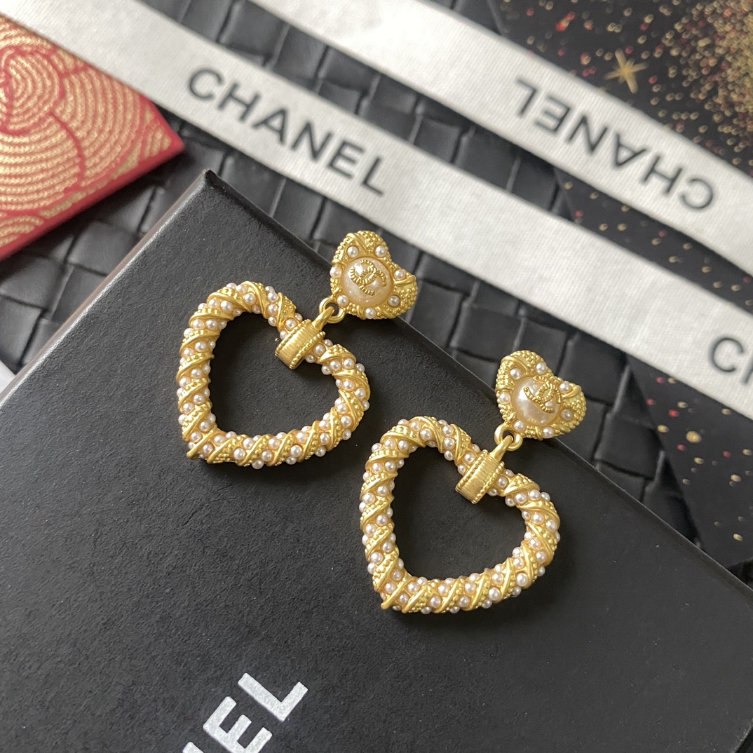 Chanel 卖疯了小香官网主推 精工版小香 最新 Chanel 微镶施华洛米粒珍珠爱心字母耳钉耳环