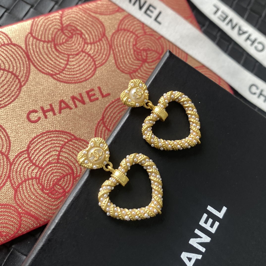 Chanel 卖疯了小香官网主推 精工版小香 最新 Chanel 微镶施华洛米粒珍珠爱心字母耳钉耳环