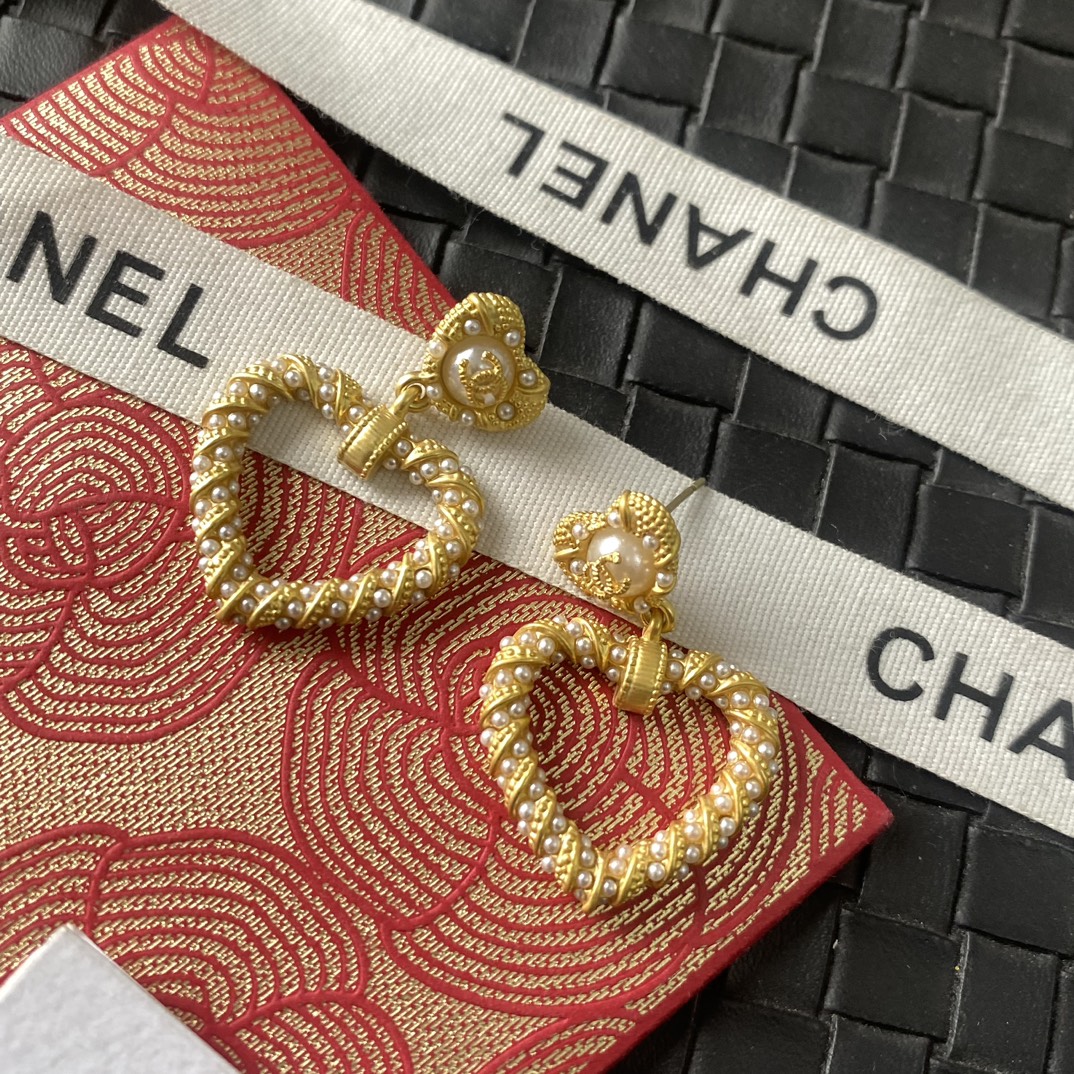Chanel 卖疯了小香官网主推 精工版小香 最新 Chanel 微镶施华洛米粒珍珠爱心字母耳钉耳环
