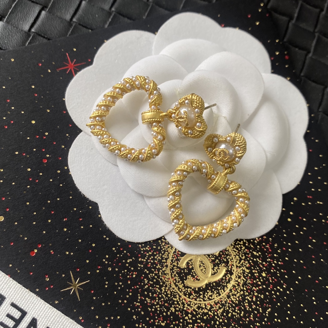 Chanel 卖疯了小香官网主推 精工版小香 最新 Chanel 微镶施华洛米粒珍珠爱心字母耳钉耳环