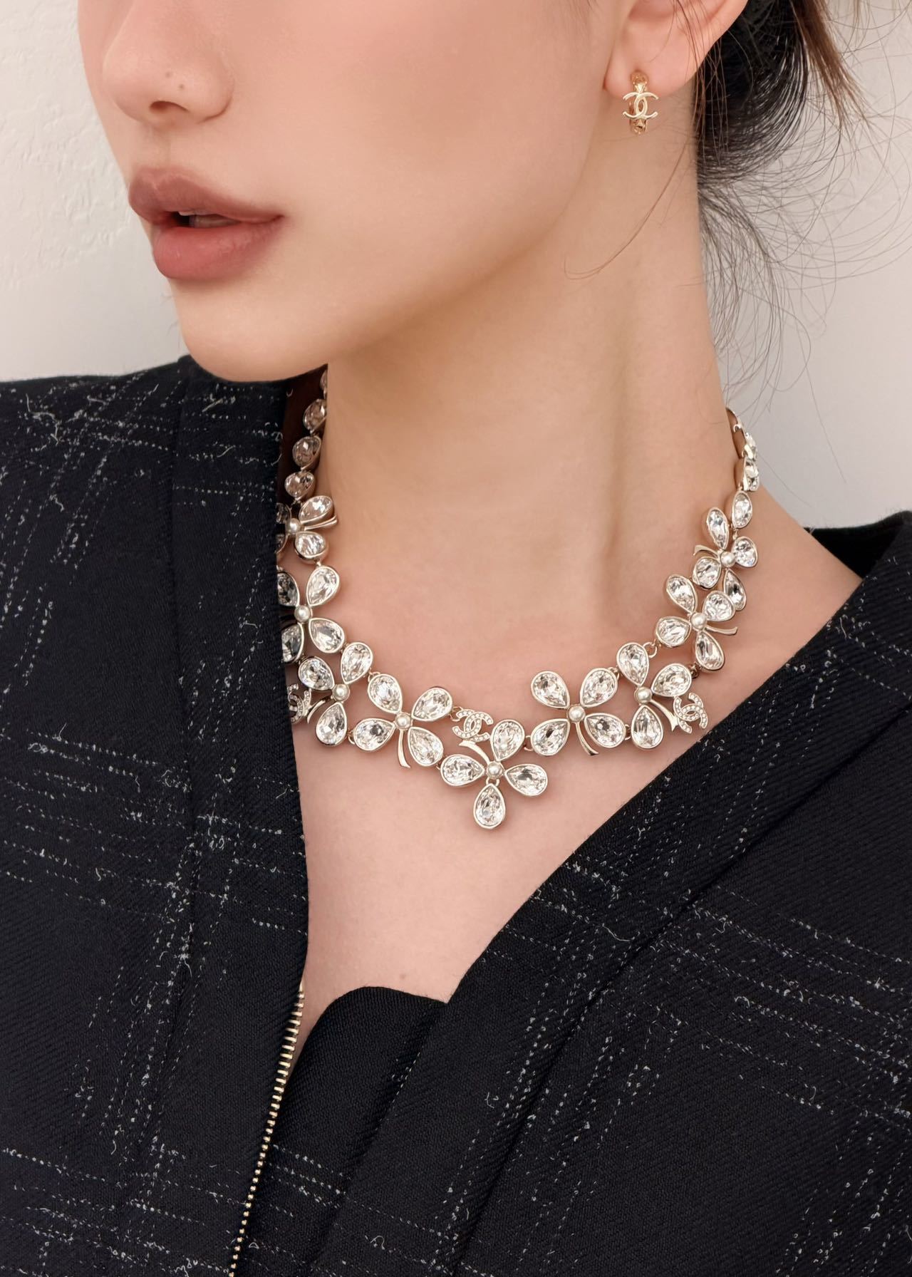 Chanel 香 coco菱格精雕半圈双C字母耳环26P最新款 现huo 哇哇 太美啦 修饰脸型 金色