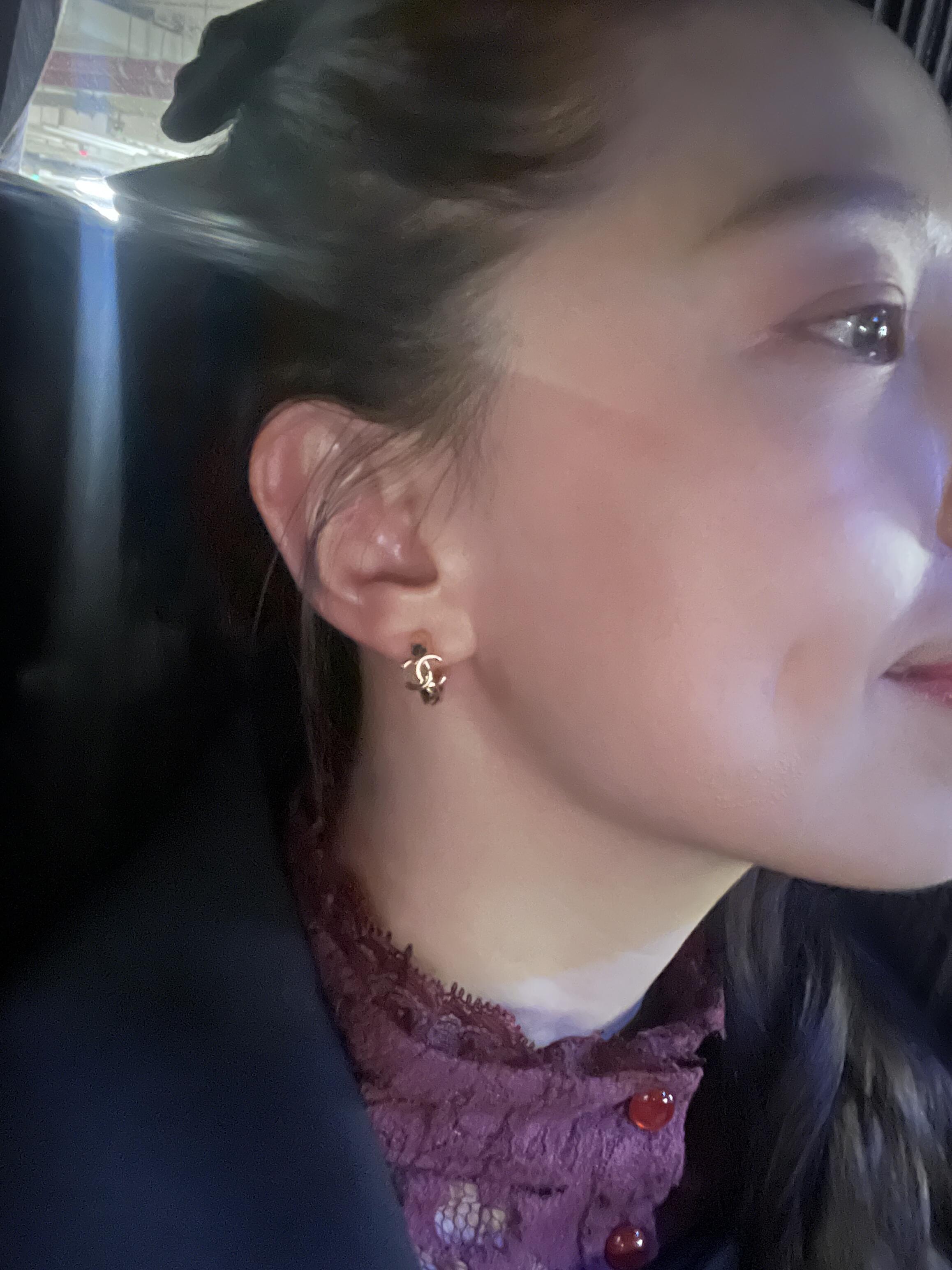 Chanel 香 coco菱格精雕半圈双C字母耳环26P最新款 现huo 哇哇 太美啦 修饰脸型 金色