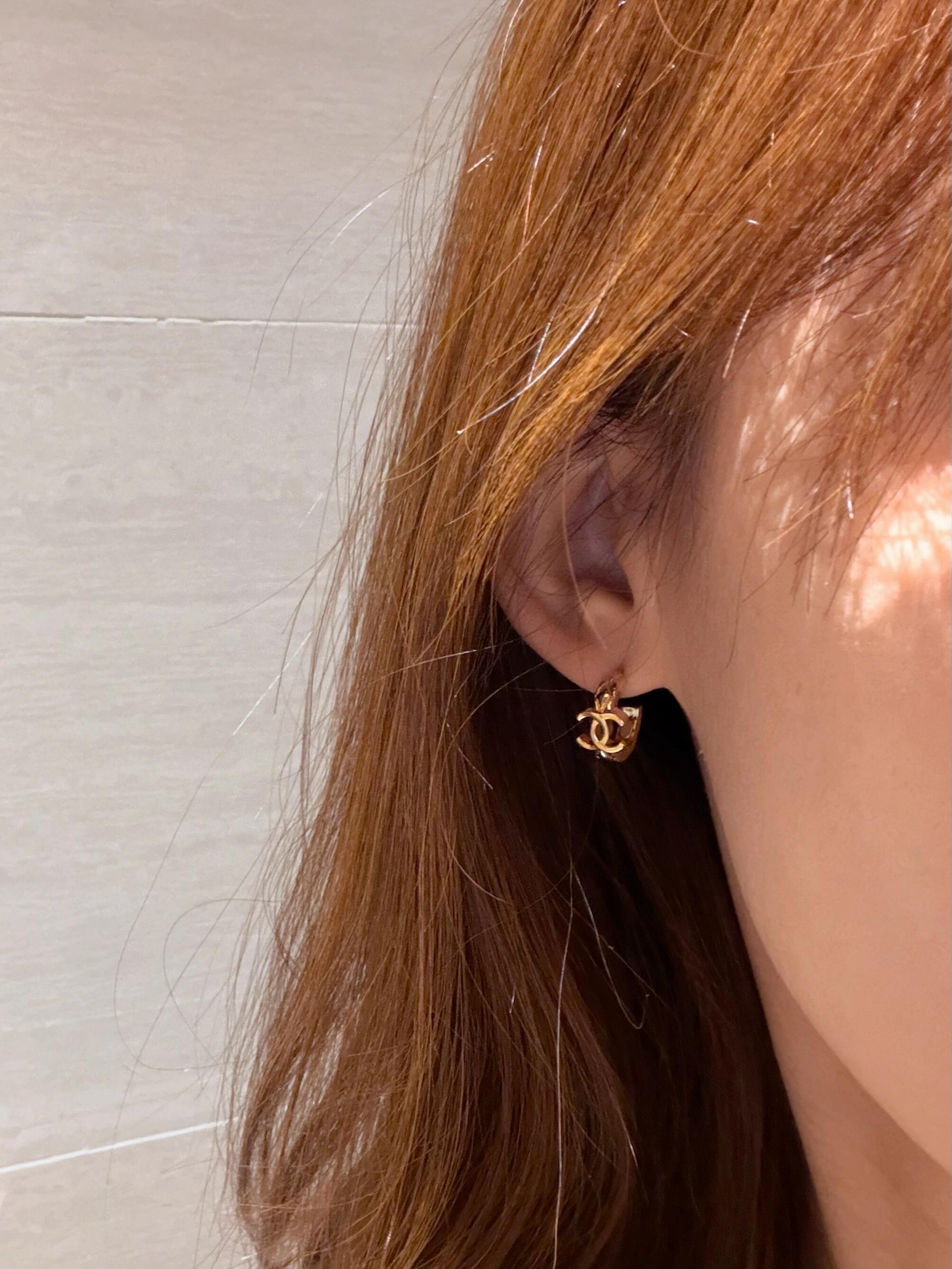 Chanel 香 coco菱格精雕半圈双C字母耳环26P最新款 现huo 哇哇 太美啦 修饰脸型 金色