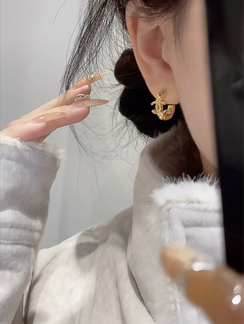 Chanel 香 coco菱格精雕半圈双C字母耳环26P最新款 现huo 哇哇 太美啦 修饰脸型 金色