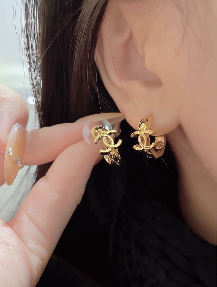 Chanel 香 coco菱格精雕半圈双C字母耳环26P最新款 现huo 哇哇 太美啦 修饰脸型 金色