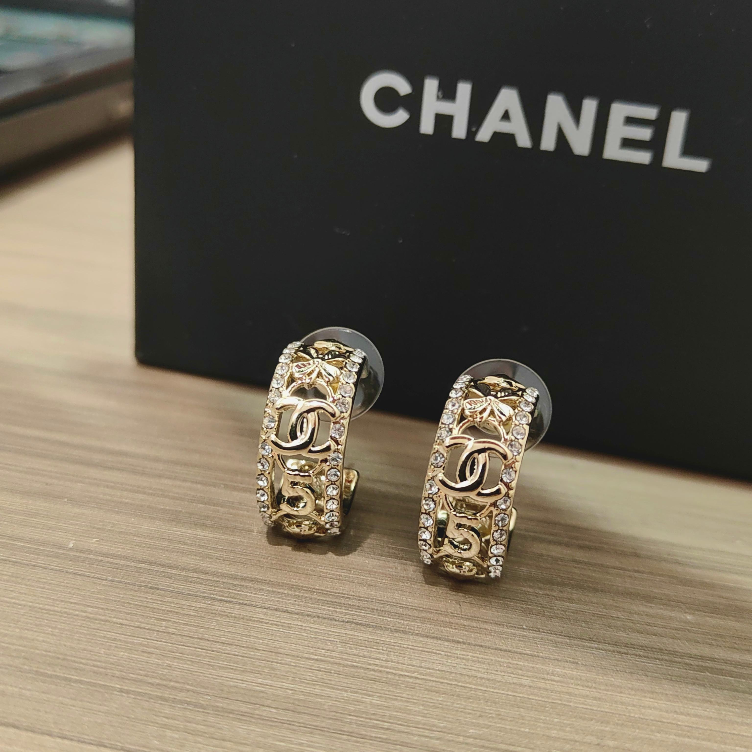 Chanel CHANEL香奈儿镂空水晶边钻字母耳环