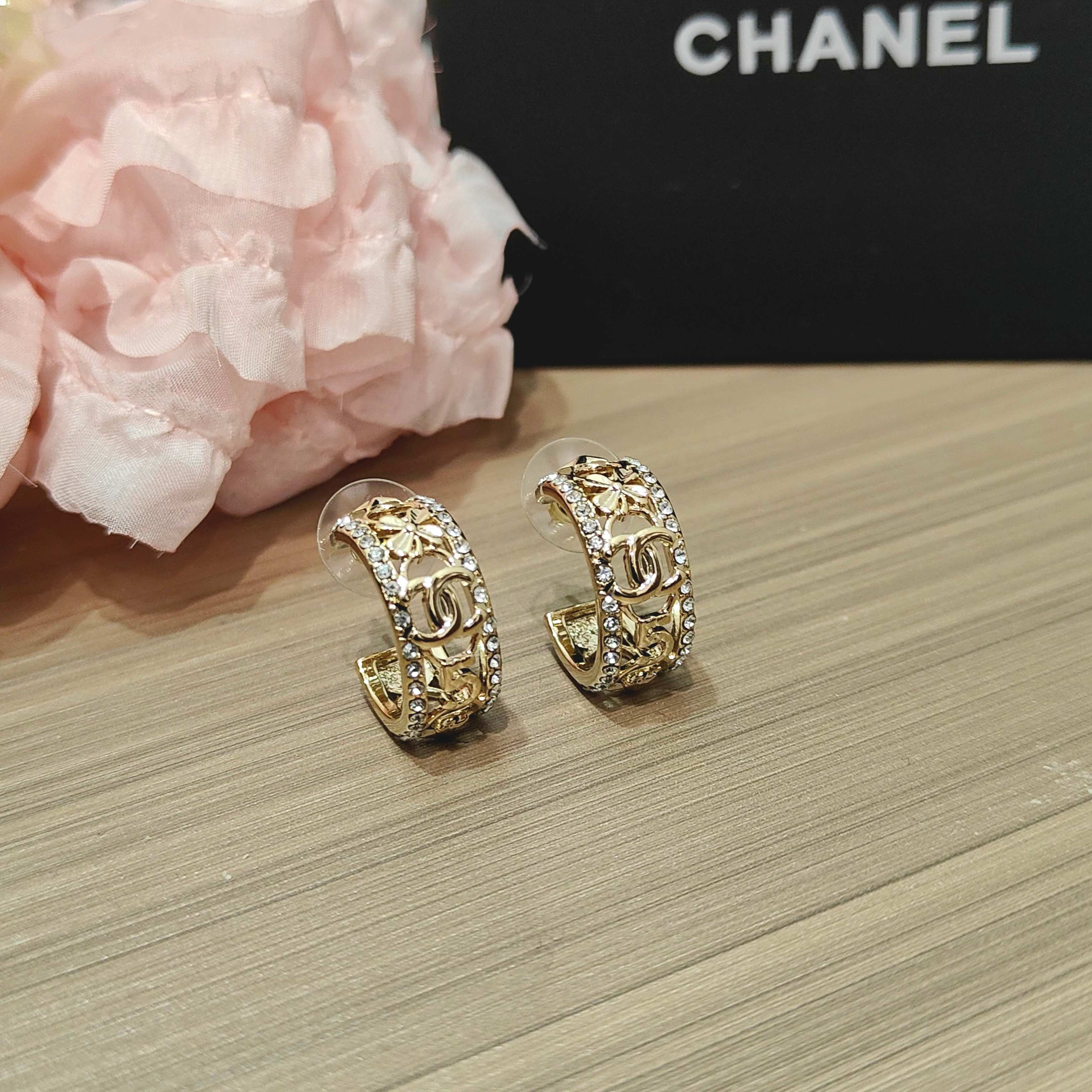 Chanel CHANEL香奈儿镂空水晶边钻字母耳环
