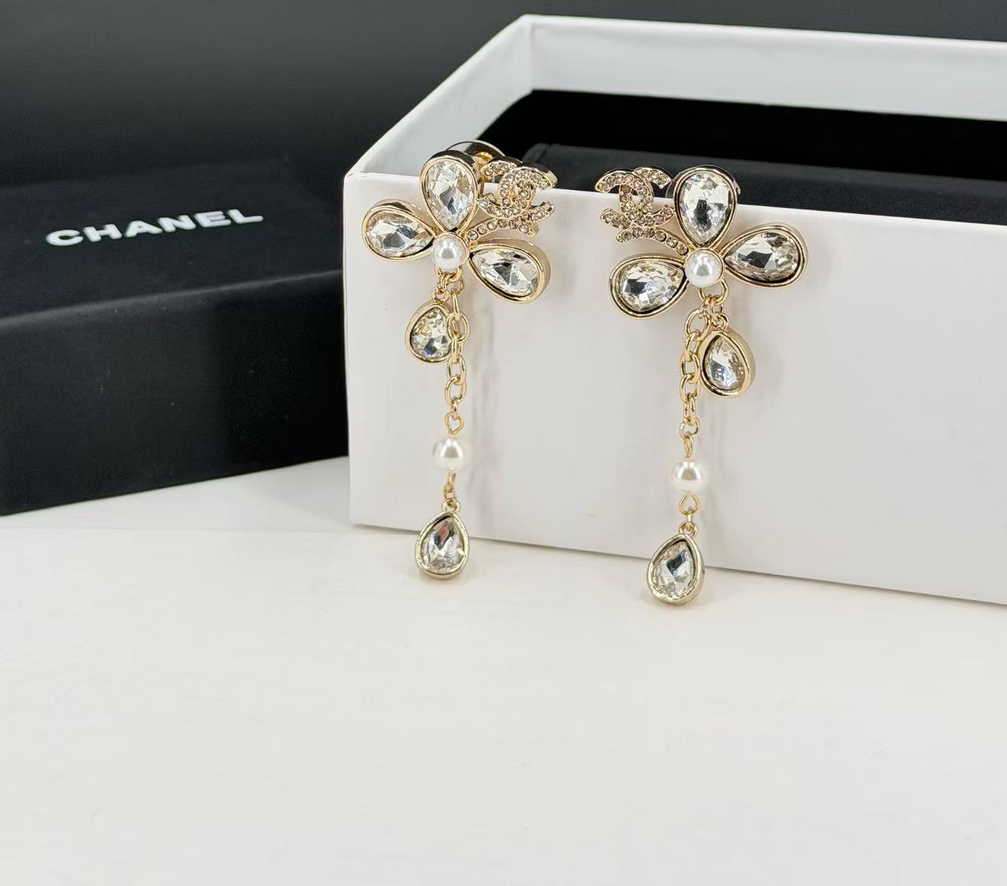 Chanel 新品分享Ch@nel 新款26p施华洛水滴四叶草花朵珍珠字母耳环 浅金色五金和水滴水晶结合