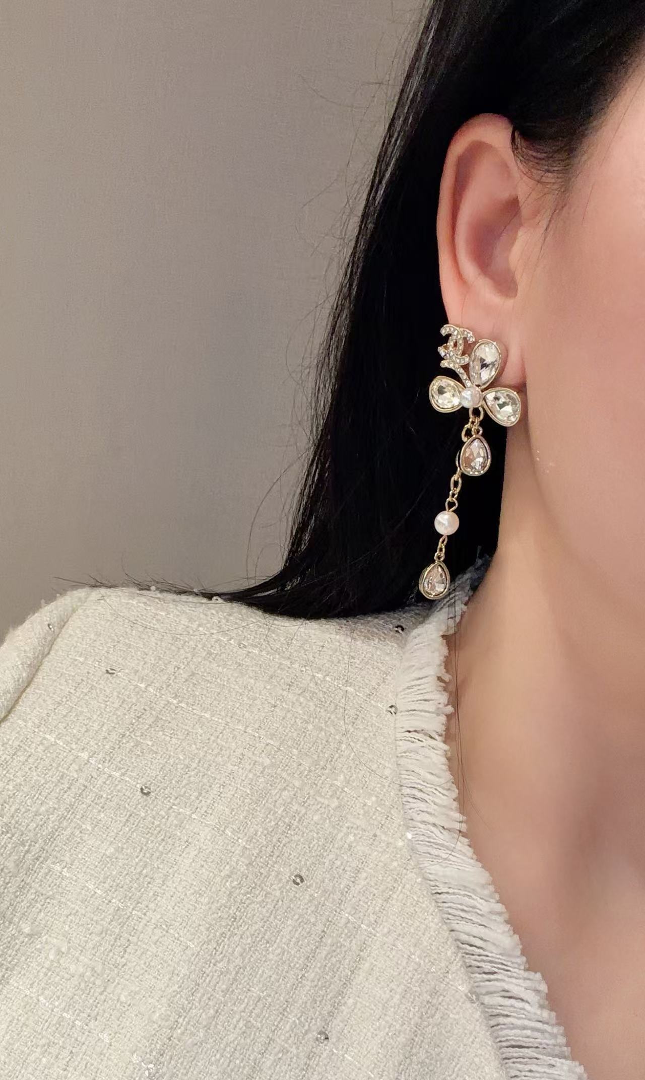 Chanel 新品分享Ch@nel 新款26p施华洛水滴四叶草花朵珍珠字母耳环 浅金色五金和水滴水晶结合