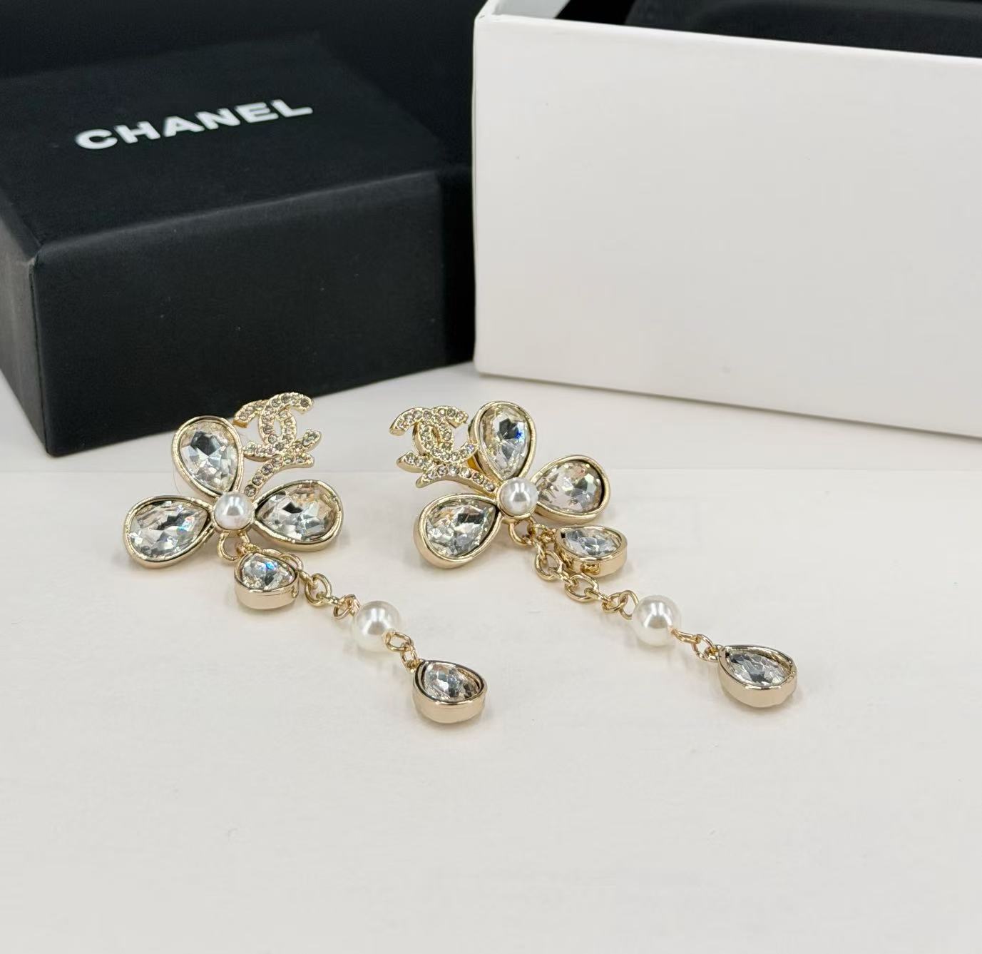 Chanel 新品分享Ch@nel 新款26p施华洛水滴四叶草花朵珍珠字母耳环 浅金色五金和水滴水晶结合