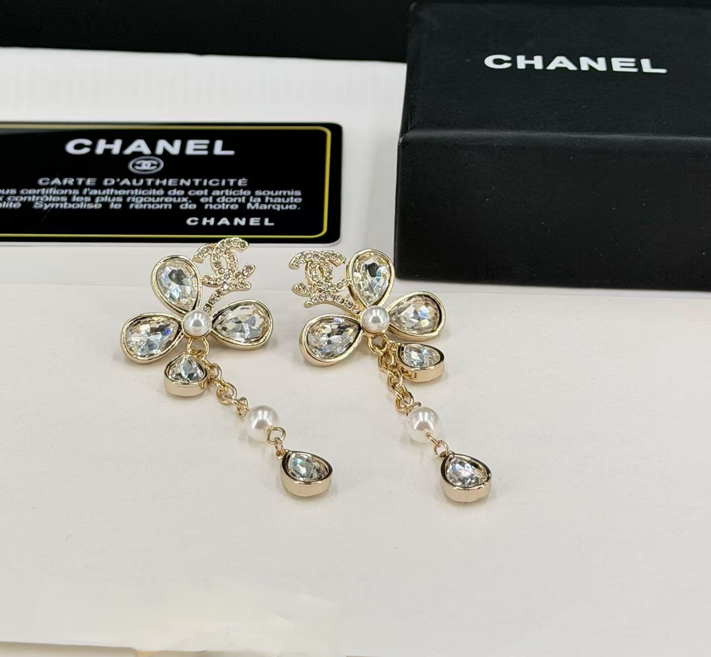 Chanel 新品分享Ch@nel 新款26p施华洛水滴四叶草花朵珍珠字母耳环 浅金色五金和水滴水晶结合