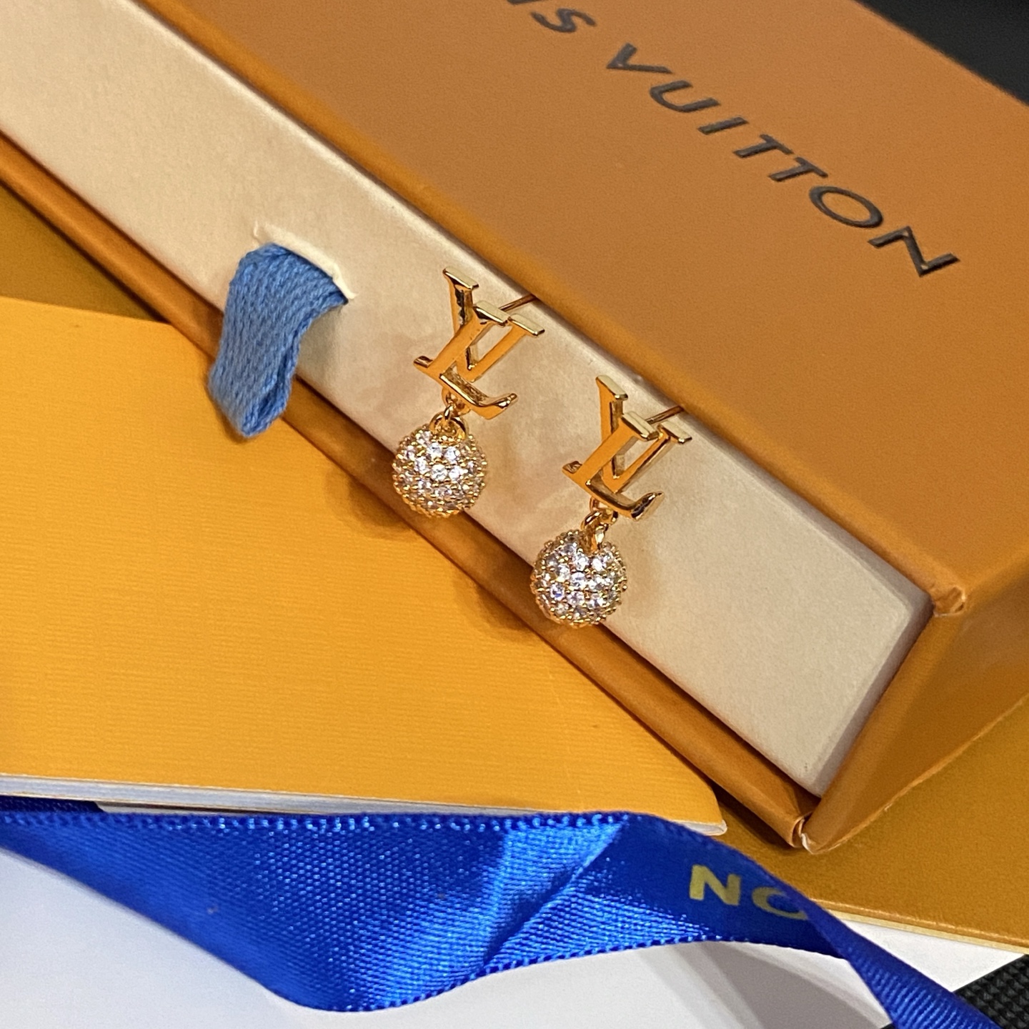 Louis Vuitton Lv 2026年新品精雕字母圆球花耳钉