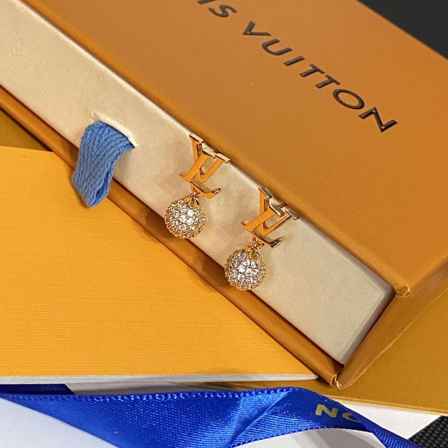 Louis Vuitton Lv 2026年新品精雕字母圆球花耳钉